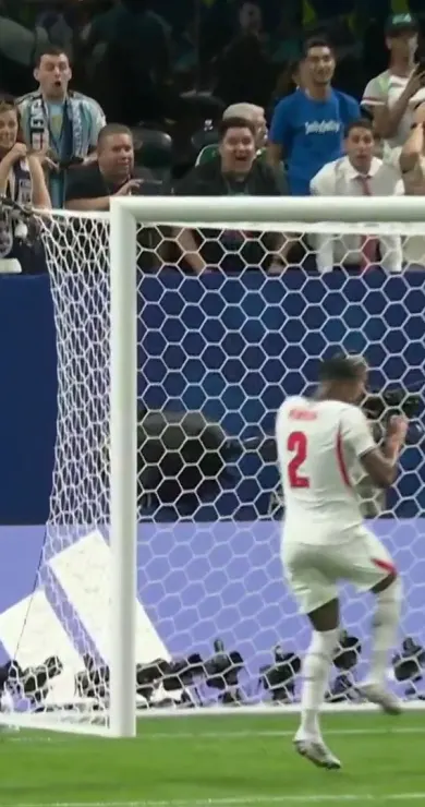Carousel Slide Image of Martínez köpft Argentinien zum 1:2! | Minute 90+2