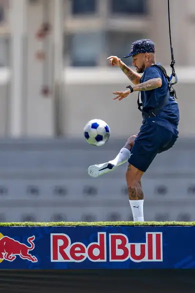 Carousel Slide Image of Neymar Jr. vs. Klopp: Die Elfmeter-Challenge