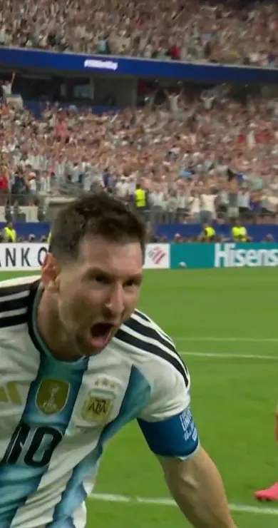 Carousel Slide Image of Doppelpack! Messi vollendet zum 2:0 | Minute 94