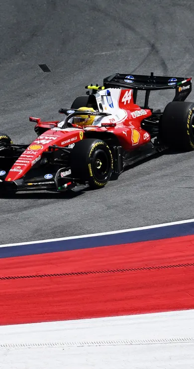 Carousel Slide Image of Harter Zweikampf: Verstappen vs. Hamilton