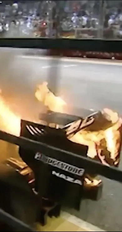 Carousel Slide Image of Kovalainen löscht seinen brennenden Lotus!