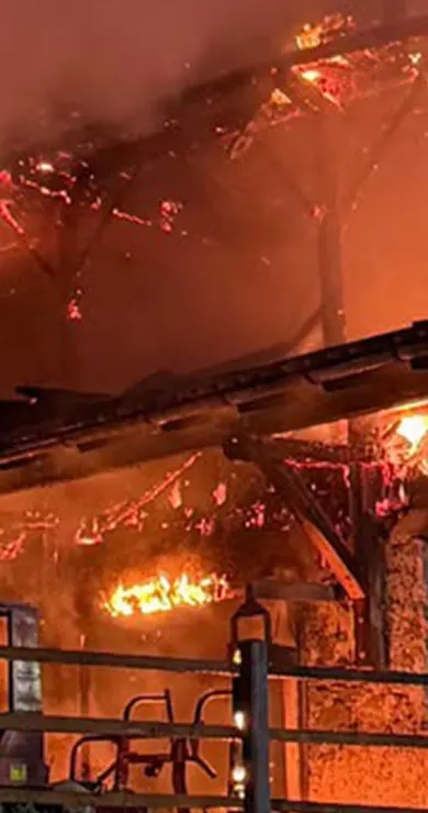 Carousel Slide Image of 220 Feuerwehrleute kämpfen gegen Flammen