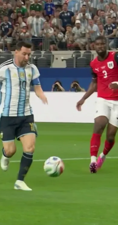 Carousel Slide Image of Großchance für Messi! Schlager rettet erneut | Minute 18