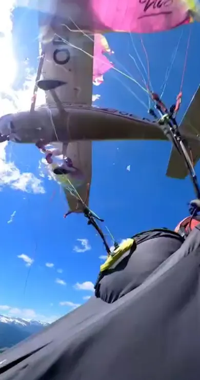 Carousel Slide Image of Video: Flugzeug kracht in Paragleiterin