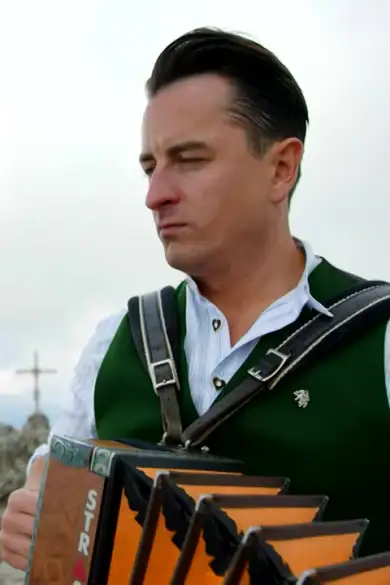 Carousel Slide Image of Gabalier singt Hymne