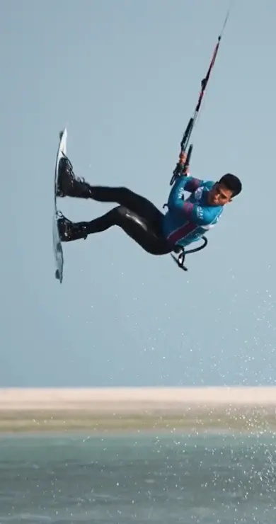 Carousel Slide Image of Kitesurfer legen los