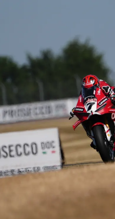 Carousel Slide Image of Magny-Cours: Superpole Race