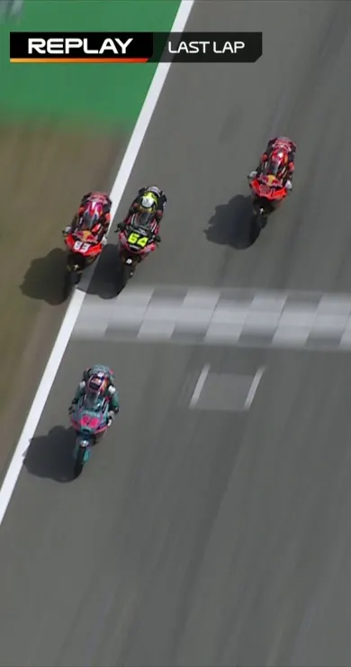 Carousel Slide Image of Herzschlag-Finish in der Moto3!