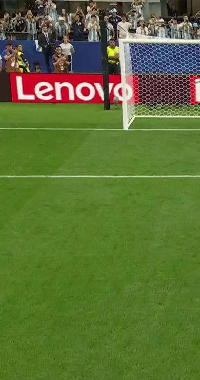 Carousel Slide Image of Messi verschießt Elfmeter! | Minute 8