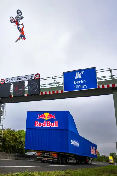 Carousel Slide Image of FMX-Action auf der Autobahn