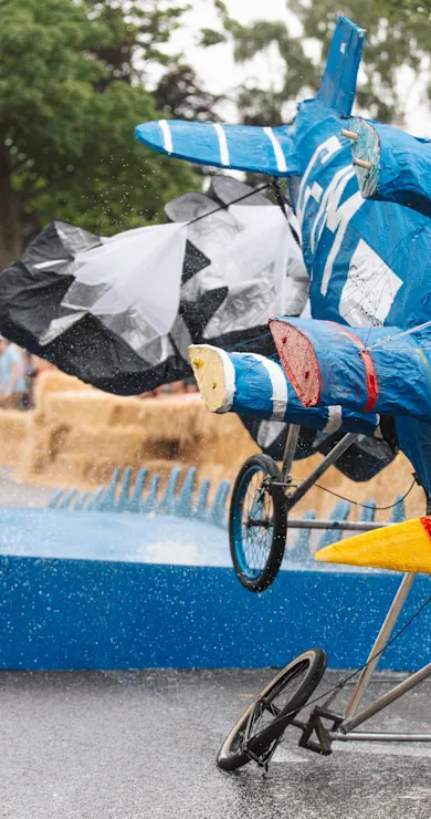 Carousel Slide Image of Red Bull Seifenkistenrennen: 50 verrückte Crashes