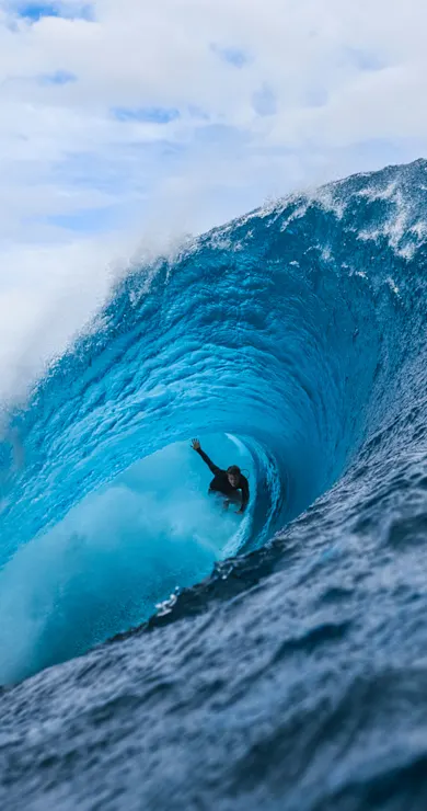 Carousel Slide Image of Primeras olas perfectas de la temporada en Tahití