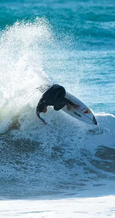 Carousel Slide Image of Surf en Nueva Zelanda con Kehu Butler