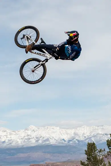 Carousel Slide Image of Brandon Semenuk: no deserto de Utah