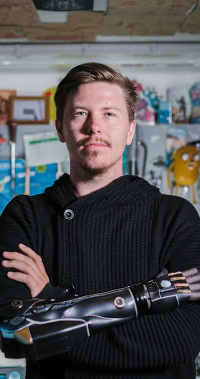 Carousel Slide Image of Dan, der Gamer mit dem bionischen Arm