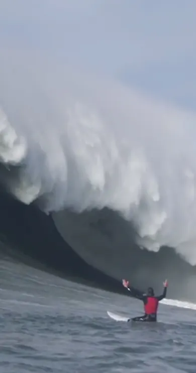 Carousel Slide Image of Surfeando en la oscuridad