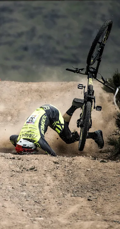 Carousel Slide Image of Verletzungsrisiken beim Downhill-MTB