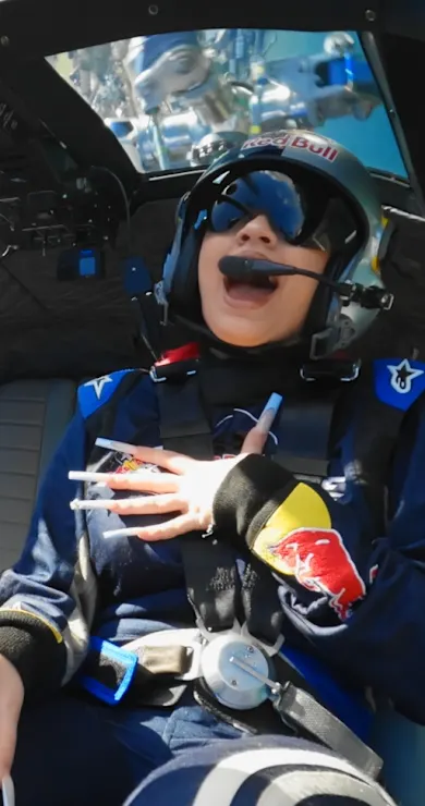 Carousel Slide Image of Badmómzjay im Kunstflug-Helikopter