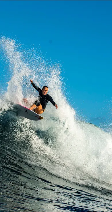 Carousel Slide Image of Kolohe Andino & Carissa Moore: Luft schnappen