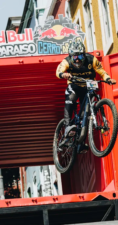 Carousel Slide Image of I 20 anni della Red Bull Valparaíso Cerro Abajo