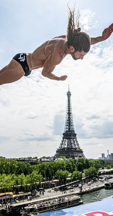 Carousel Slide Image of VIDEO: Red Bull Cliff Diving finale u Parizu