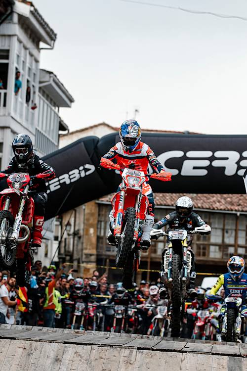 Alfredo Gomez wins SuperEncierro in Spain