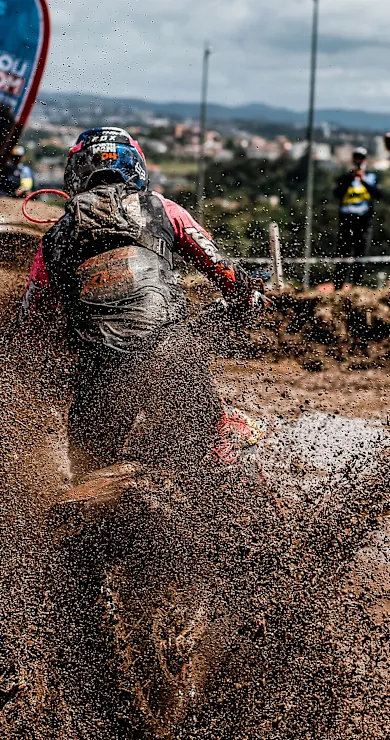 Carousel Slide Image of Hard Lines – mit Mani & Bolts