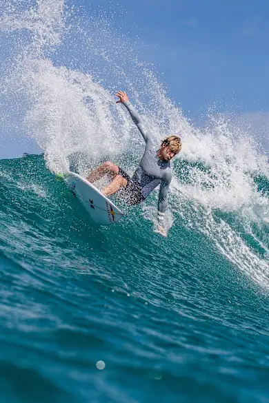Carousel Slide Image of 21 Days:  Ανακάλυψε την ζωή των elite surfers