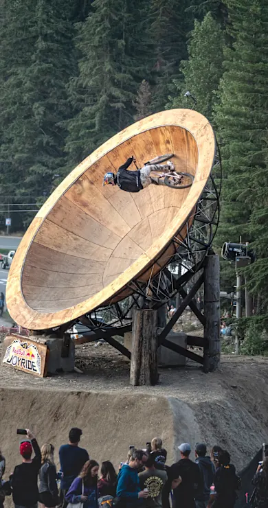 Carousel Slide Image of Emil Johansson vinnaråk från Red Bull Joyride 2022