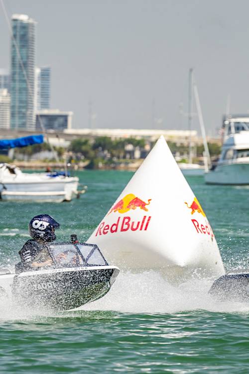 Ricciardo vs Tsunoda in mini jet boats