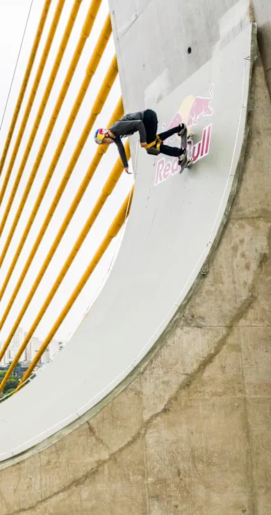 Carousel Slide Image of Sandro Dias skatet auf der Estaiadinha-Brücke 45 Meter über dem Boden