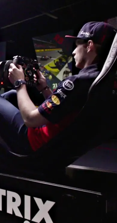 Carousel Slide Image of Макс Ферстаппен на симуляторі показує, як їздити на треку в Австралії