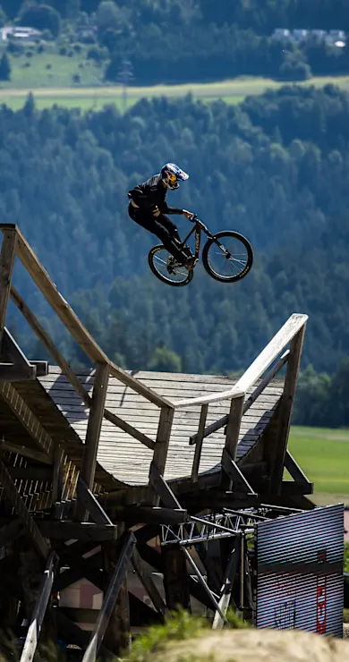 Carousel Slide Image of Emil Johansson vinnaråk från Crankworx Innsbruck 2022