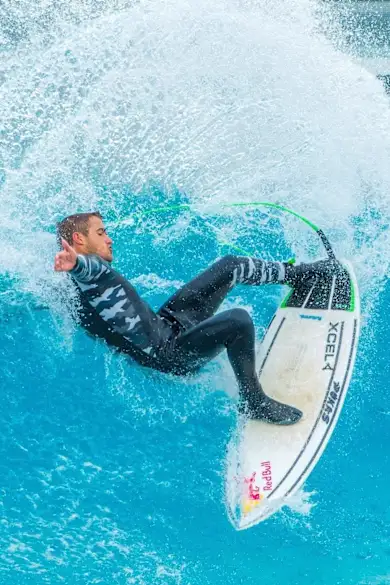 Carousel Slide Image of Los atletas de Red Bull prueban The Wave