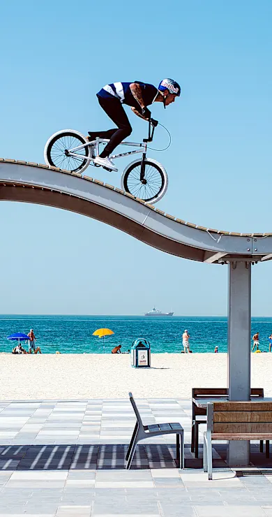 Carousel Slide Image of Kriss Kyle aterriza con su BMX en Dubai