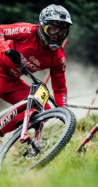 Carousel Slide Image of Les Gets DH Practice-Session mit Eliot Jackson