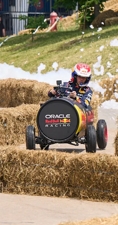 Carousel Slide Image of Los pilotos de F1 corren en soapboxes en Montreal