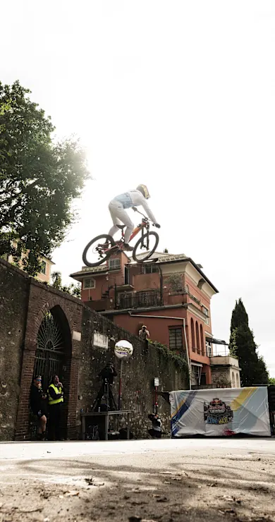 Carousel Slide Image of Sebastian Holguín's third-place run